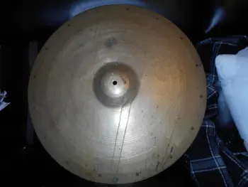 A beat-up old Zildjian with 16 rivets