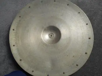 A beat-up old Zildjian with 16 rivets