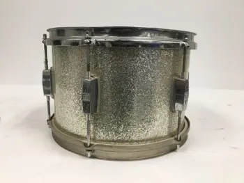 A tom with &quot;M&quot; lugs ? What is it..