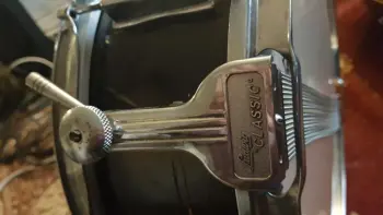 Identification : Ludwig Drum Strainer Throw-Off P-87 on snare with B/O badge