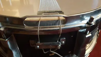 Identification : Ludwig Drum Strainer Throw-Off P-87 on snare with B/O badge