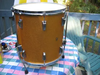 Newbie here. I found a gold sparkle Ludwig kit at the Goodwill store.