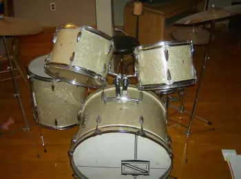 Howdy everyone.. what do I have here, and a value please help.