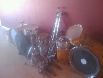 Hello all!  Can you help me identify these drums?