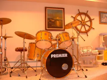 Need help identifying this Premier Drumset