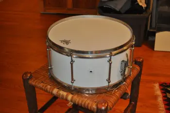 Lyre badge snare