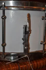 Lyre badge snare