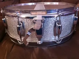 Help I.D'ing Silver Sparkle snare please