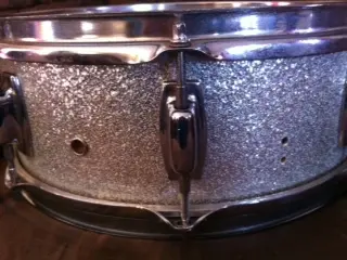 Help I.D'ing Silver Sparkle snare please