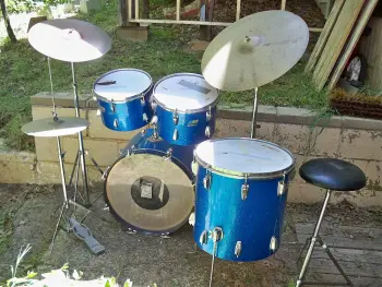 Any info on this vintage sparkle set?