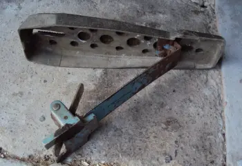 Old bas pedal footboard