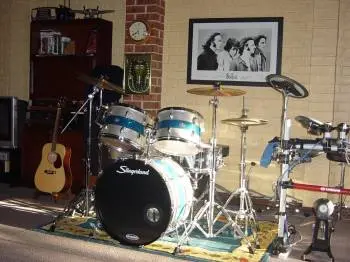 69 transitional Oyster Black Pearl Ludwig with clear interiors and keystone badges...