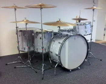 Can anybody ID these drums?
