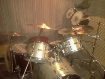Hello &amp; my vintage Pearl drums