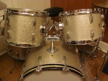 1969 Hollywood 5 piece set w/paiste cymbals &amp; bags + Extras