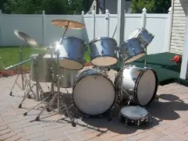 need help identifying year of ludwig drums