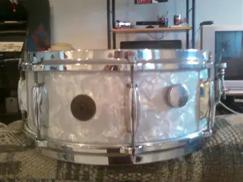 TRADE-GRETCH 1960's ROUND BADGE SNARE