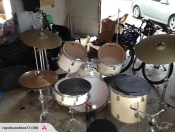 can you identify the snare in this photo?