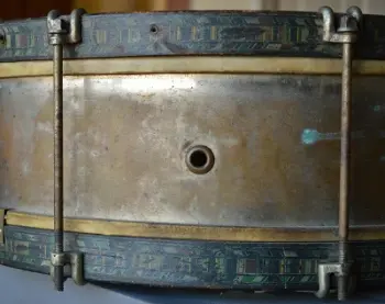 Old snare drum, no markings