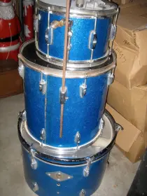 Trying to Identify vintage &quot;M&quot; drums