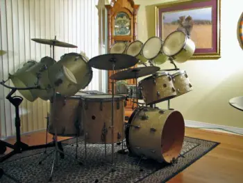 interesting kit incl fiberglass toms like ringo, blaine and kc