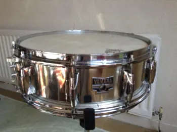 Yamaha late '60s D-20 lugs