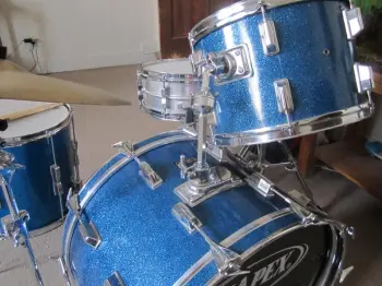 Early 70's Pearl kit? President Lugs?