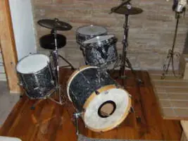 Can anyone identify these gretsch drum