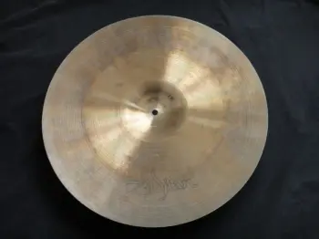 A Zildjian 18&quot; crash hollow logo