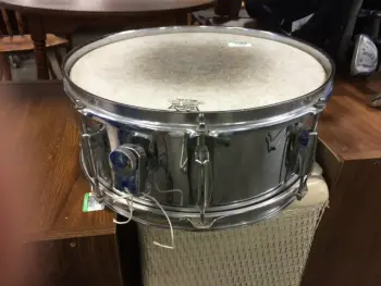 Help identifying some Gretsch drums