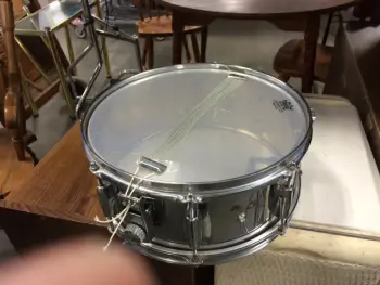 Help identifying some Gretsch drums