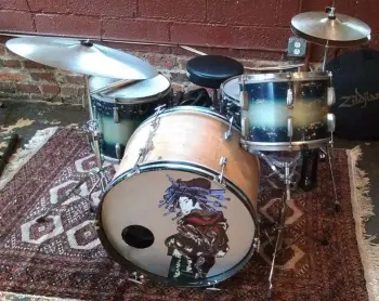 Looks Like a Gretsch....but it's not!