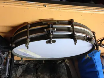 Help identifying an old snare drum