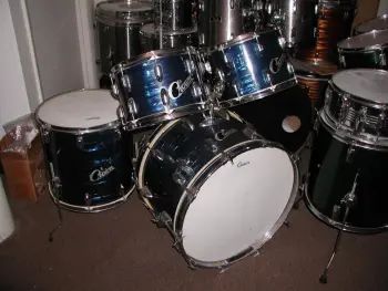 Beautiful vintage CROWN Kit need some info