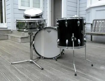 Classy Little Yamaha D20 in Black
