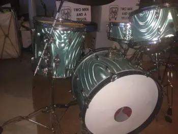 Gretsch Round Badge Rock n Roll kit with matching snare in Aqua Marine finish