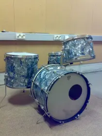 Identify help, please. Pearl kit from 60's.