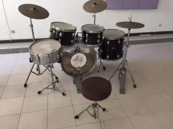 Drums with strange lugs and good looking snare