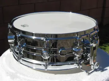 Drums with strange lugs and good looking snare