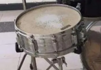 Drums with strange lugs and good looking snare