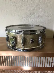 Identifying snare drum with missing badge