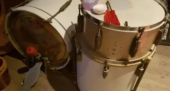 would appreciate help identefying an old kit