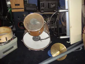 Can anyone ID these drums?