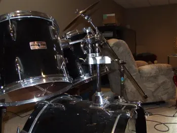 Please help me identify this Yamaha drum set