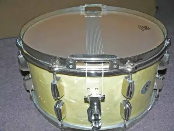 Can you all help ID a vintage Slingerland snare here?