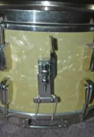Can you all help ID a vintage Slingerland snare here?