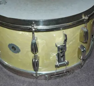 Can you all help ID a vintage Slingerland snare here?