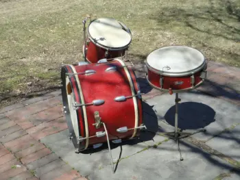 Very early Pearl set- interesting hardware!