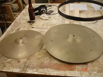 Cheep but old cymbals, kinda cool.