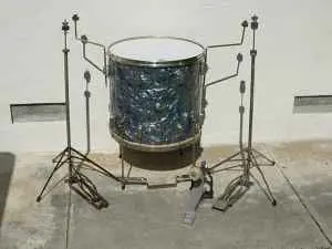 S/L/ radio king cocktail drum on....
